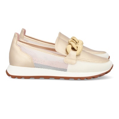 Ténis slip-on bege e branco com laço e sola castanha.