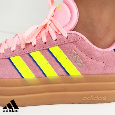 Ténis Adidas rosa com riscas amarelas e azuis e sola castanha