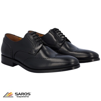 Sapatos sociais masculinos pretos em couro com padrão brogue e atacadores pretos