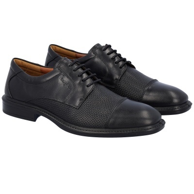 Sapatos formais de couro preto com textura entrelaçada e atacadores.