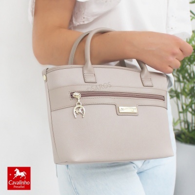 Mala de mão bege claro com detalhes dourados e fecho de zíper frontal