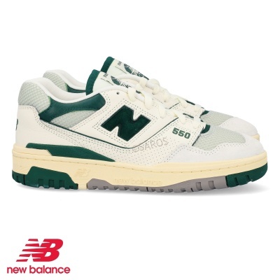 Ténis New Balance 550 branco e verde escuro com texturas de malha e camurça