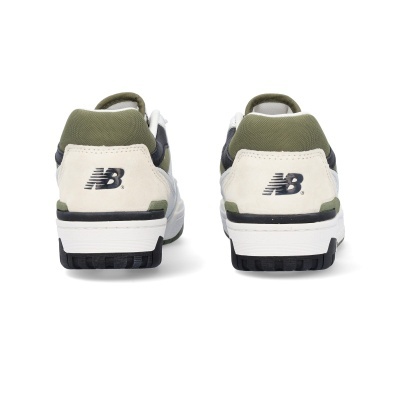 Ténis New Balance brancos com detalhes verdes e pretos vistos de trás