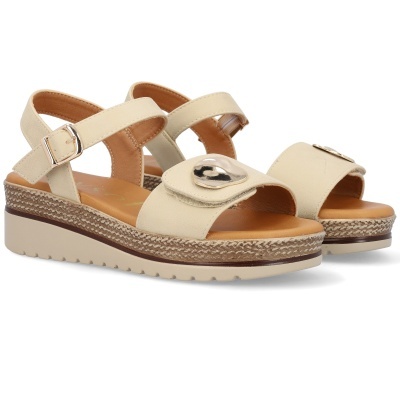 Sandálias femininas bege com cunha e detalhes metálicos em forma de coração