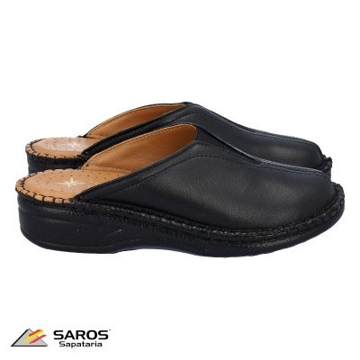 Chinelos pretos em couro com sola preta e interior castanho claro