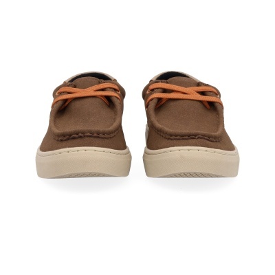Sapatos castanhos com atacadores laranja e sola branca