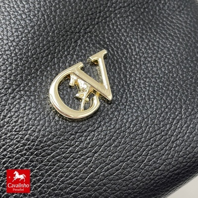 Logotipo dourado CV com cavalo em pele preta texturizada