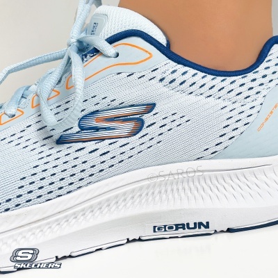 Ténis Skechers cinza claro com detalhes azul e laranja e sola branca