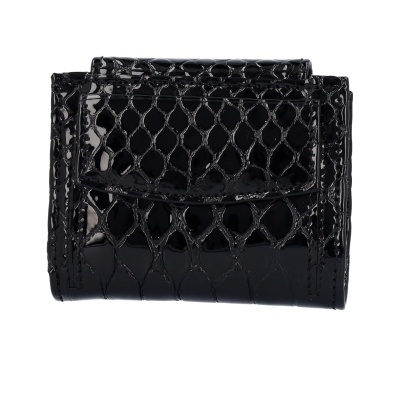 Carteira pequena preta com padrão de pele brilhante e fecho frontal.