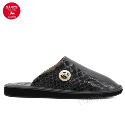 Chinelo mule feminino preto com textura pele de réptil e aplicação prateada