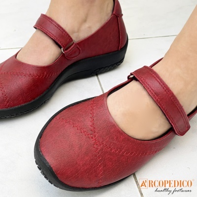 Sapatos vermelhos Mary Jane com velcro e sola preta