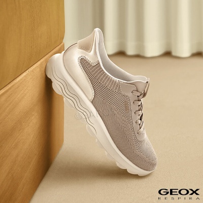 Ténis desportivo bege com sola branca da Geox