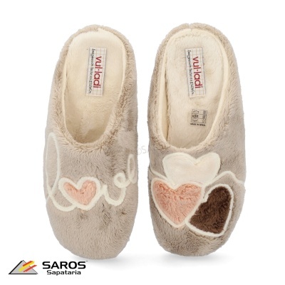 Pantufas felpudas bege com corações e etiqueta interior