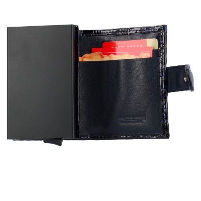 Carteira preta em pele com compartimentos para cartões