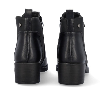 Botas pretas de salto médio em pele vistas de trás