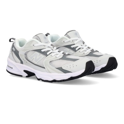 Ténis desportivos New Balance brancos e cinzentos com sola preta e branca