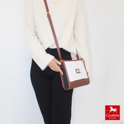 Carteira feminina branca e castanha com alça longa da marca Cavalinho