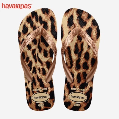 Chinelos Havaianas com padrão de pele de leopardo e tiras bronze