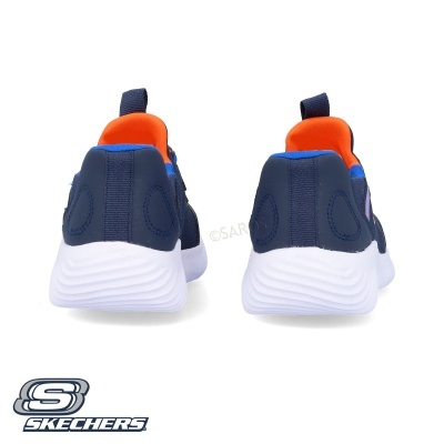 Sapatilhas Skechers azuis com sola branca vistas de trás