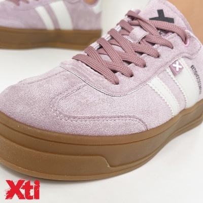 Ténis rosa camurça com sola castanha e riscas brancas Xti