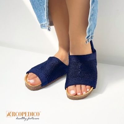 Sandálias azuis tipo cunha com sola castanha e calças de ganga azuis