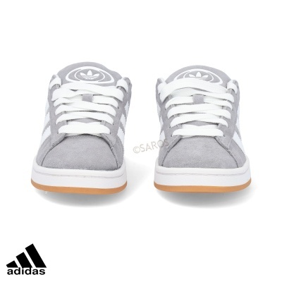 Ténis Adidas cinzentos com riscas brancas e sola castanha