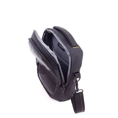 Bolsa de mão preta com alça destacável sobre fundo branco