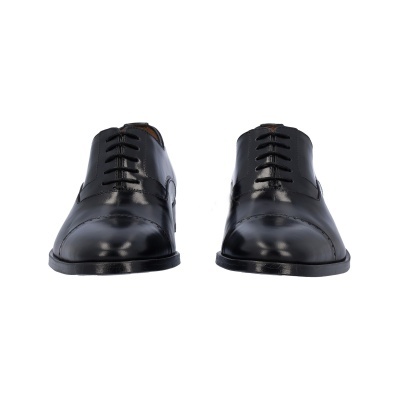 Sapatos sociais pretos em pele brilhante vista frontal