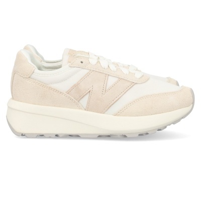 Ténis desportivos bege claro com sola branca e logotipo em relevo