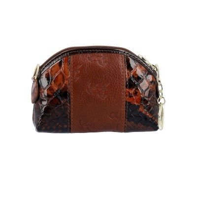 Bolsa pequena em pele castanha com textura de pele de cobra e argola dourada