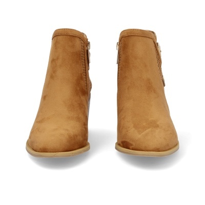 Par de botins em camurça castanha clara com fecho lateral dourado