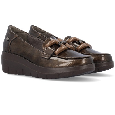 Sapatos mocassins femininos castanhos com sola preta alta e detalhe decorativo