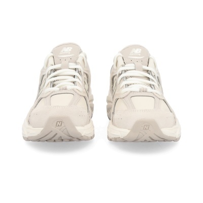Sapatilhas de corrida New Balance bege e branco voltadas para a frente