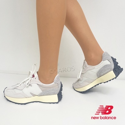 Ténis New Balance brancos e cinzentos com sola amarela e preta