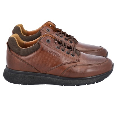Par de sapatos castanhos de couro com sola preta e atacadores