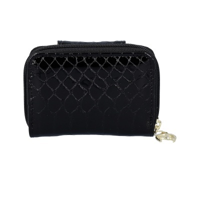 Carteira preta com padrão em losangos e fecho de correr dourado