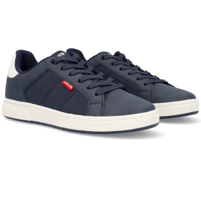 Sapatilhas Levis azul escuro com solado branco e etiqueta vermelha.