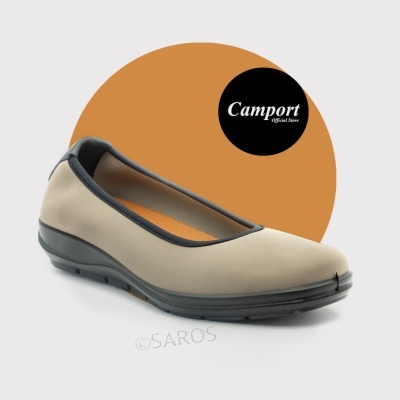 Sapato bailarina bege com bordas cinza e sola preta, fundo branco com círculo laranja e logo Camport