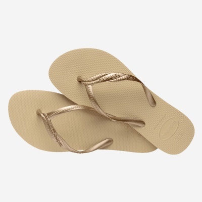 Chinelos beje com tiras douradas da marca Havaianas