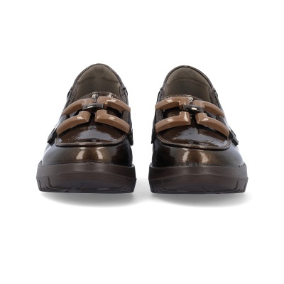 Par de sapatos castanhos brilhantes com detalhes bege e sola castanha escura