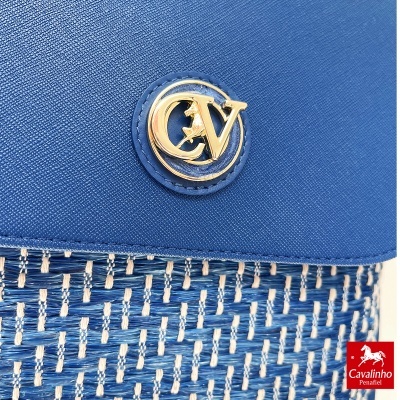 Mala azul com logo metálico CV e padrão trançado