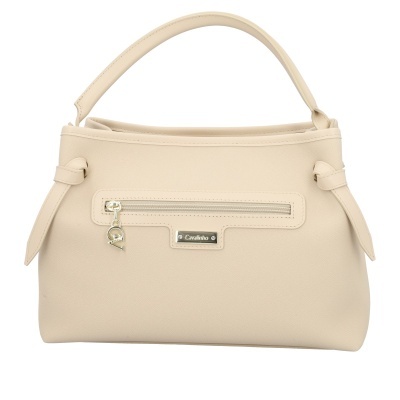 Mala bege claro com alça curta e fecho com pendente metálico.