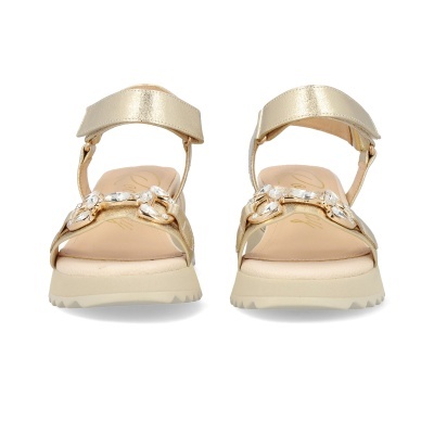 Sandálias douradas com pedras decorativas e sola branca
