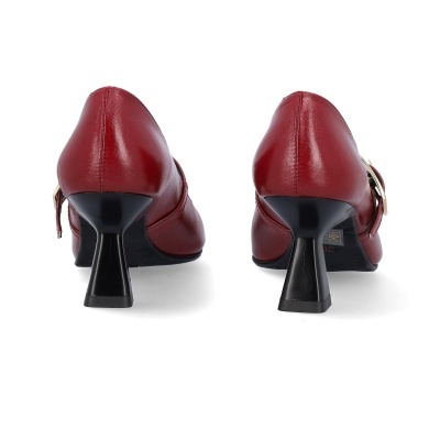 Sapatos de salto médio vermelhos com fivela e salto preto em fundo branco