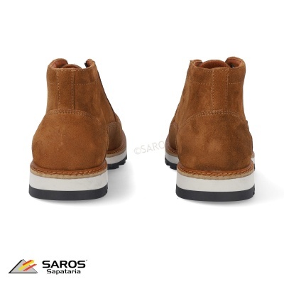 Botins de camurça castanha com sola branca e preta