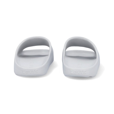 Chinelos brancos Levis vistos de trás