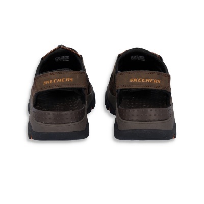 Par de sandálias Skechers castanho e preto vista de trás