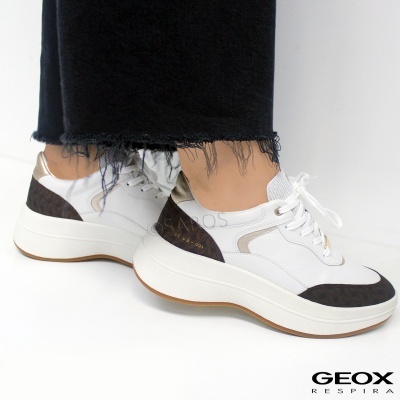 Ténis brancos com padrão castanho escuro e sola grossa