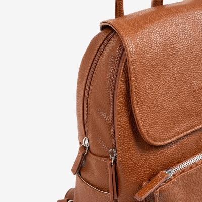 Mochila castanha de couro com textura granulada e fechos metálicos