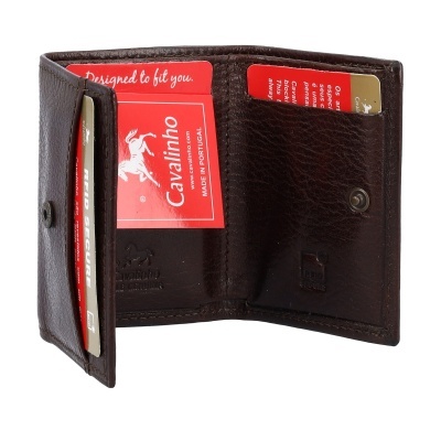 Carteira de couro castanho aberta com cartões vermelhos visíveis no interior